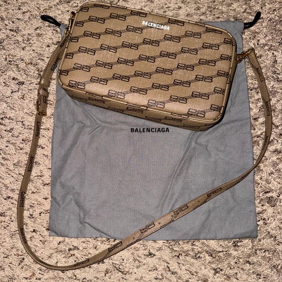 Balenciaga Brown Belt Bag with Luxurious Design - Picture 1 of 3